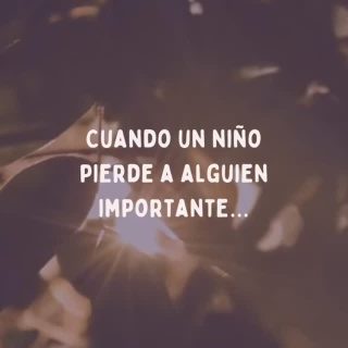 En las últimas semanas he estado pensando mucho en este tema… Una amiga muy querida falleció, y dejó a una niña pequeña.  Eso me hizo detenerme y pensar en algo que muchas veces no sabemos cómo abordar… ¿cómo acompañar a un niño cuando pierde a alguien importante? 🕊️

A veces queremos protegerlos del dolor, pero el duelo no se puede evitar… se acompaña 🫂

Los niños también viven la pérdida, aunque no siempre lo expresen como esperamos: pueden preguntar muchas veces, cambiar de emoción o incluso seguir jugando.

Y todo eso también es parte de su proceso ✨

Acompañar no es tener las palabras perfectas, 
es estar, escuchar y sostener.

💛

Un niño no necesita que le quiten el dolor… 
necesita no estar solo en él.

Si quieres profundizar más sobre cómo acompañar el duelo infantil, puedes ver el post que compartí hace unos días.

#dueloinfantil #psicologiainfantil #saludmentalinfantil #acompañamientoemocional #crianzarespetuosa