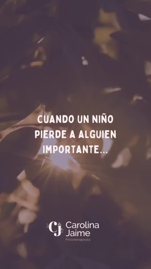 En las últimas semanas he estado pensando mucho en este tema… Una amiga muy querida falleció, y dejó a una niña pequeña.  Eso me hizo detenerme y pensar en algo que muchas veces no sabemos cómo abordar… ¿cómo acompañar a un niño cuando pierde a alguien importante? 🕊️

A veces queremos protegerlos del dolor, pero el duelo no se puede evitar… se acompaña 🫂

Los niños también viven la pérdida, aunque no siempre lo expresen como esperamos: pueden preguntar muchas veces, cambiar de emoción o incluso seguir jugando.

Y todo eso también es parte de su proceso ✨

Acompañar no es tener las palabras perfectas, 
es estar, escuchar y sostener.

💛

Un niño no necesita que le quiten el dolor… 
necesita no estar solo en él.

Si quieres profundizar más sobre cómo acompañar el duelo infantil, puedes ver el post que compartí hace unos días.

#dueloinfantil #psicologiainfantil #saludmentalinfantil #acompañamientoemocional #crianzarespetuosa