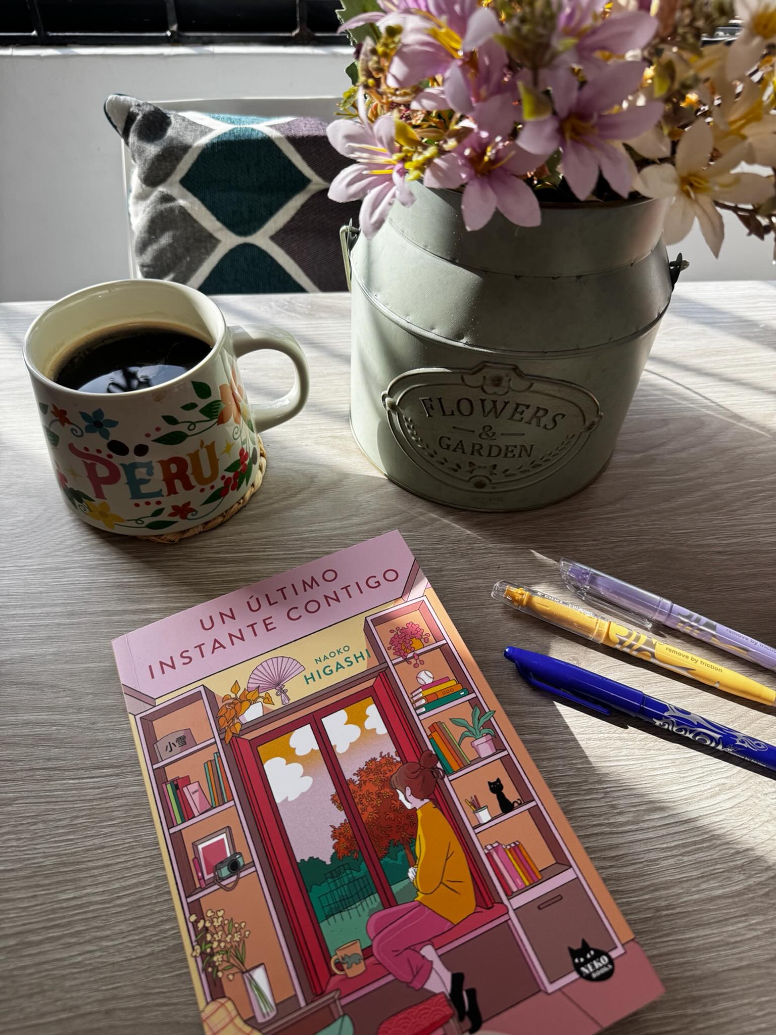 Entre sesiones, informes y pendientes, a veces olvido algo que también necesito: espacios para detenerme ✨

Últimamente he estado leyendo libros que no tienen relación con la psicología y, curiosamente, eso me ha ayudado a reconectar con algo que había extrañado: la inspiración✨

No todo lo que nos nutre tiene que ser productivo.

Algunas historias simplemente nos acompañan, nos hacen pensar y nos permiten mirar la vida desde otro lugar.

Quizás por eso, cuando dejamos de exigirnos estar haciendo algo útil todo el tiempo, también abrimos espacio para encontrarnos con nuevas ideas.

¿Hay algún libro que te haya acompañado últimamente? 📚✨